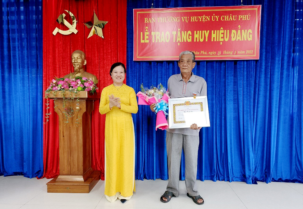 Ban Thường vụ Huyện ủy Châu Phú trao Huy hiệu Đảng cho 14 đảng viên cao niên tuổi Đảng