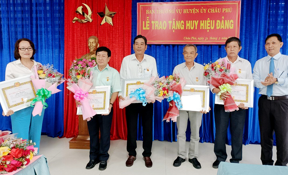 Ban Thường vụ Huyện ủy Châu Phú trao Huy hiệu Đảng cho 14 đảng viên cao niên tuổi Đảng