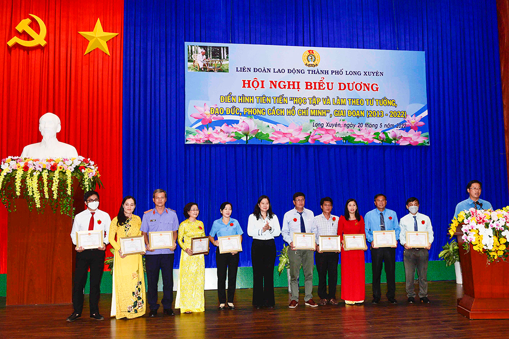 Biểu dương điển hình tiên tiến “Học tập và làm theo tư tưởng, đạo đức, phong cách Hồ Chí Minh” trong công nhân viên chức lao động TP. Long Xuyên giai đoạn 2013- 2022