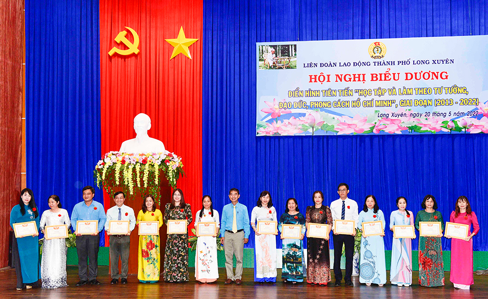 Biểu dương điển hình tiên tiến “Học tập và làm theo tư tưởng, đạo đức, phong cách Hồ Chí Minh” trong công nhân viên chức lao động TP. Long Xuyên giai đoạn 2013- 2022
