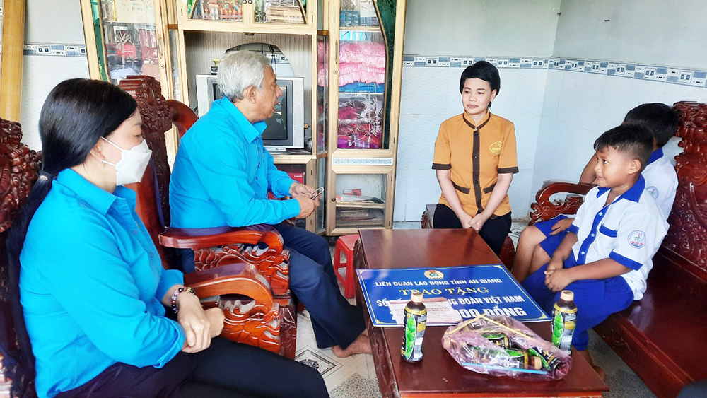 Trao tặng “Sổ tiết kiệm Công đoàn Việt Nam” cho trẻ em mồ côi do dịch COVID-19 huyện Tịnh Biên