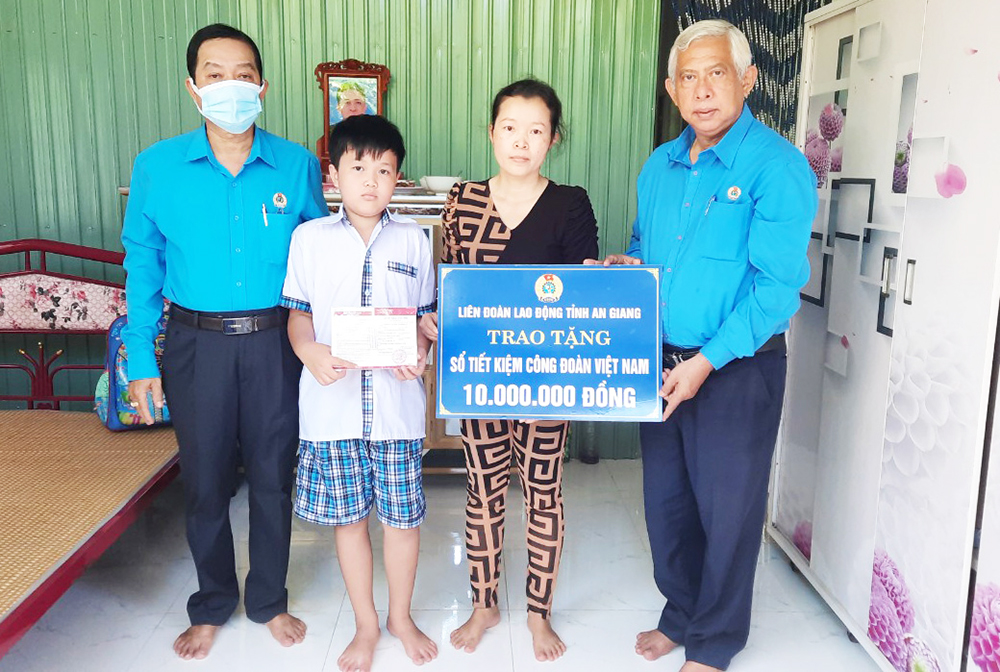 Trao tặng “Sổ tiết kiệm Công đoàn Việt Nam” cho trẻ em mồ côi do dịch COVID-19 huyện Tịnh Biên