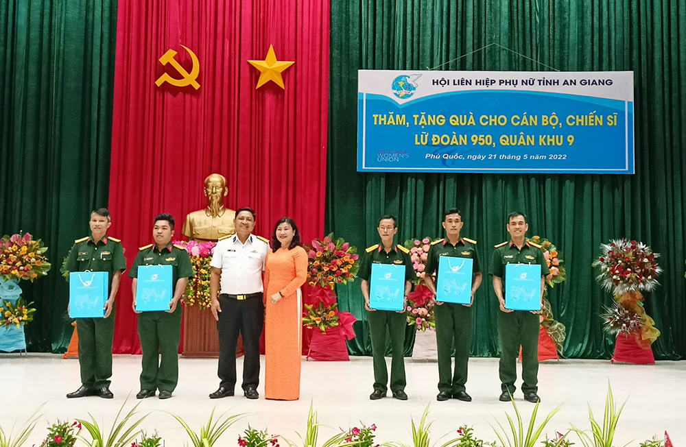 Hội Liên hiệp Phụ nữ An Giang thăm, tặng quà động viên cán bộ, chiến sĩ Lữ đoàn 950, Quân khu 9