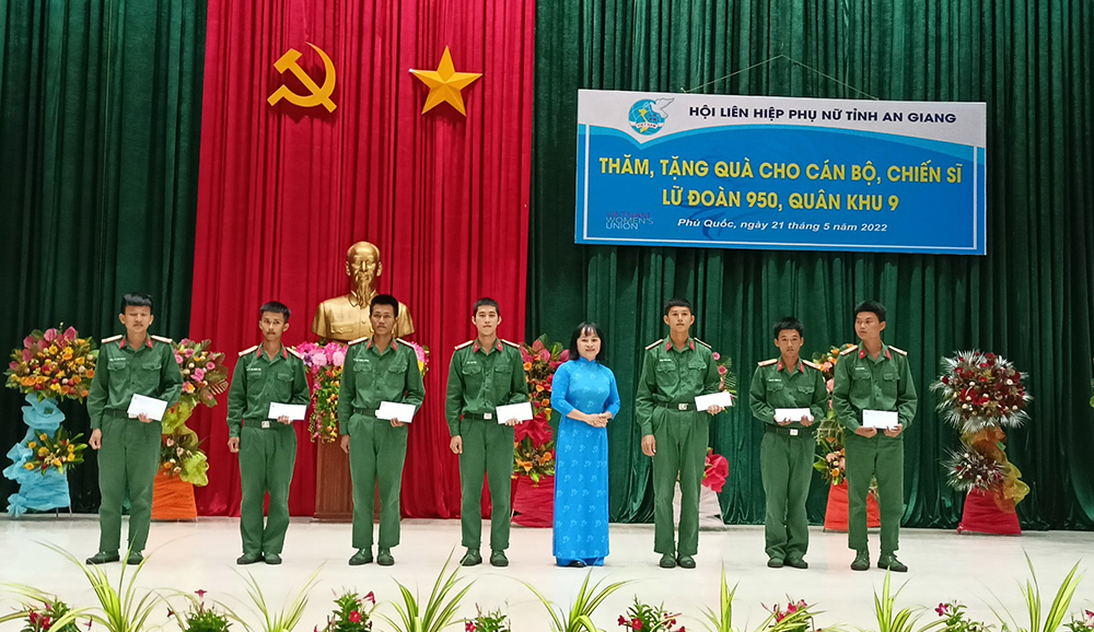 Hội Liên hiệp Phụ nữ An Giang thăm, tặng quà động viên cán bộ, chiến sĩ Lữ đoàn 950, Quân khu 9