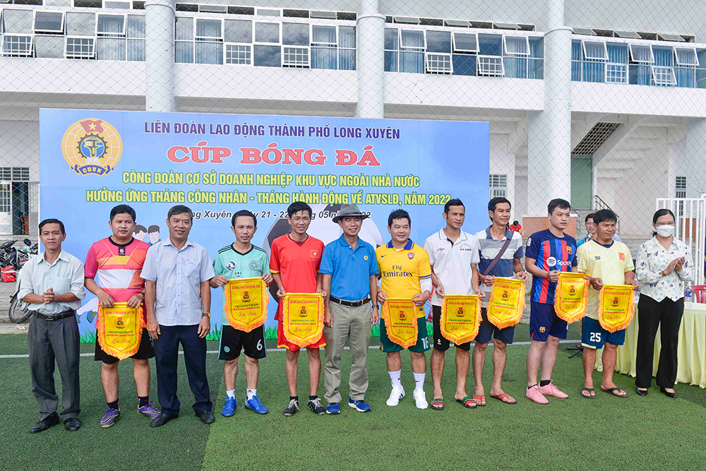 Khai mạc Cúp bóng đá mini các công đoàn cơ sở khu vực kinh tế ngoài nhà nước
