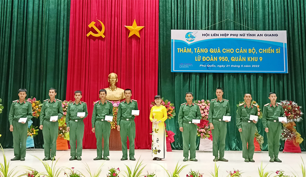 Hội Liên hiệp Phụ nữ An Giang thăm, tặng quà động viên cán bộ, chiến sĩ Lữ đoàn 950, Quân khu 9