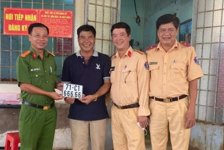 Bến Tre: Đăng ký xe máy tại công an xã, bấm được biển 'siêu đẹp' 666.66