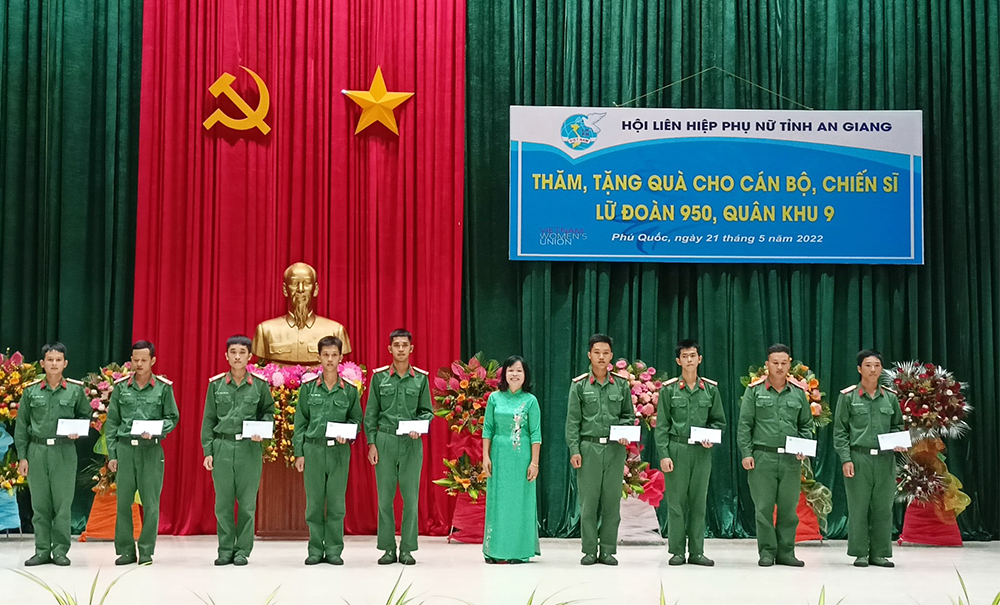 Hội Liên hiệp Phụ nữ An Giang thăm, tặng quà động viên cán bộ, chiến sĩ Lữ đoàn 950, Quân khu 9