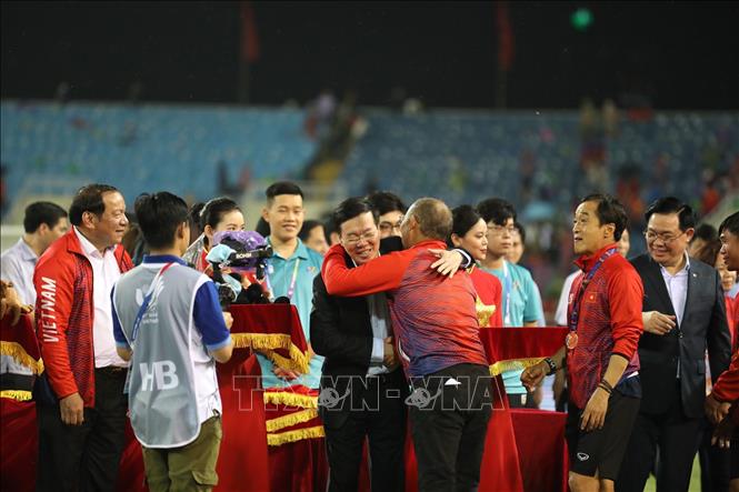 Lãnh đạo Đảng, Nhà nước trao Huy chương cho các Đội tuyển bóng đá nam đạt thành tích cao tại SEA Games 31