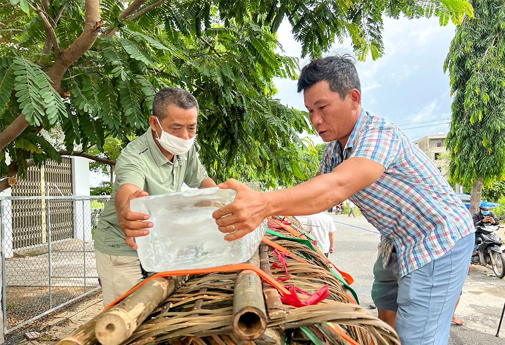 Nấu 2 đòn bánh tét nặng 3 tấn dâng cúng Bà Chúa Xứ núi Sam