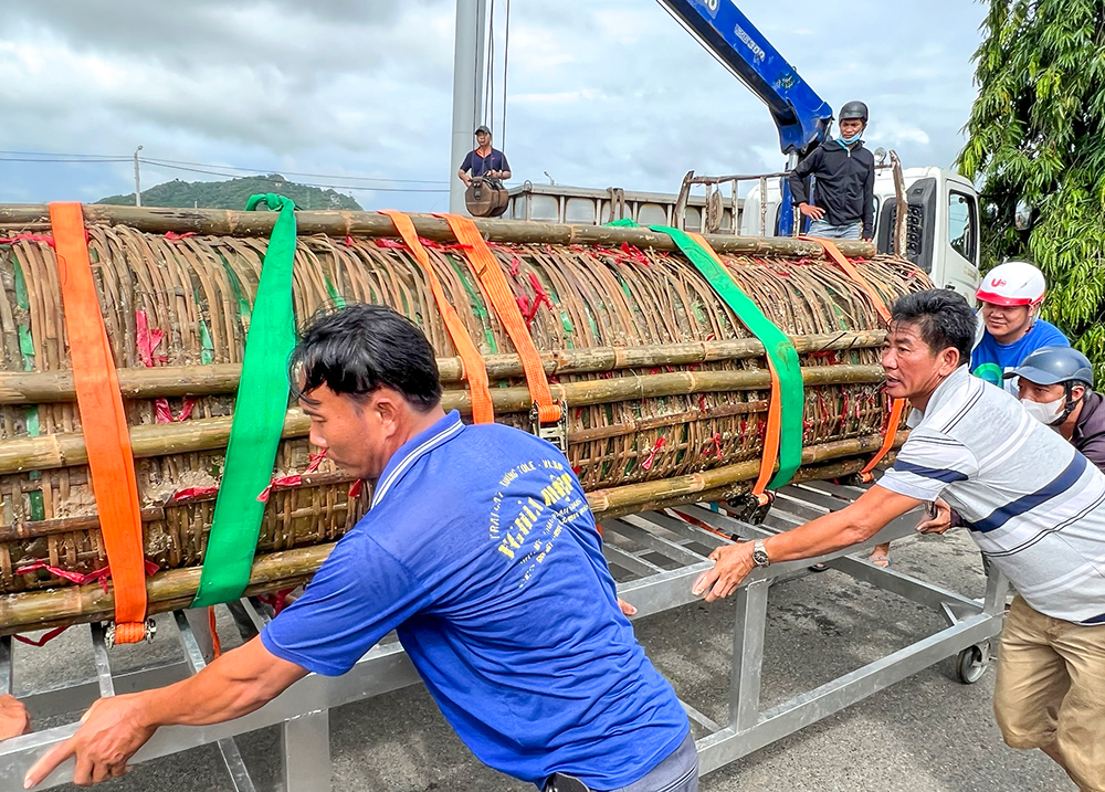 Nấu 2 đòn bánh tét nặng 3 tấn dâng cúng Bà Chúa Xứ núi Sam