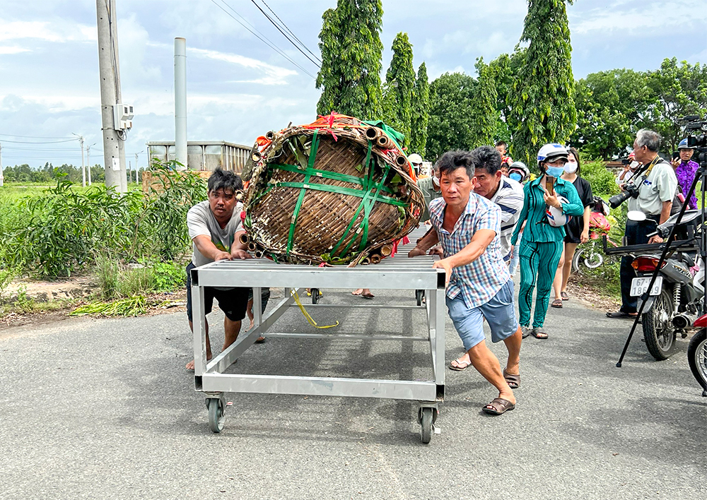 Nấu 2 đòn bánh tét nặng 3 tấn dâng cúng Bà Chúa Xứ núi Sam