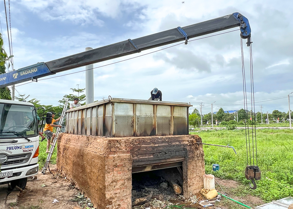 Nấu 2 đòn bánh tét nặng 3 tấn dâng cúng Bà Chúa Xứ núi Sam