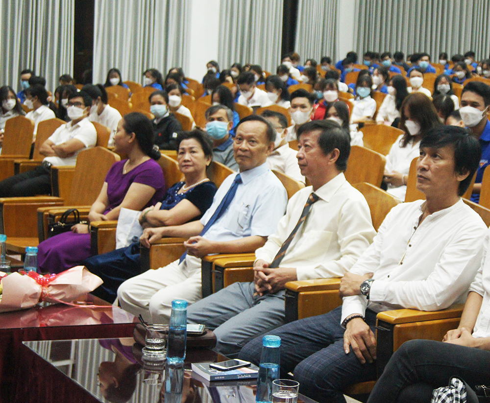 Sinh viên Đại học An Giang giao lưu với nhà văn Nguyễn Tấn Phát