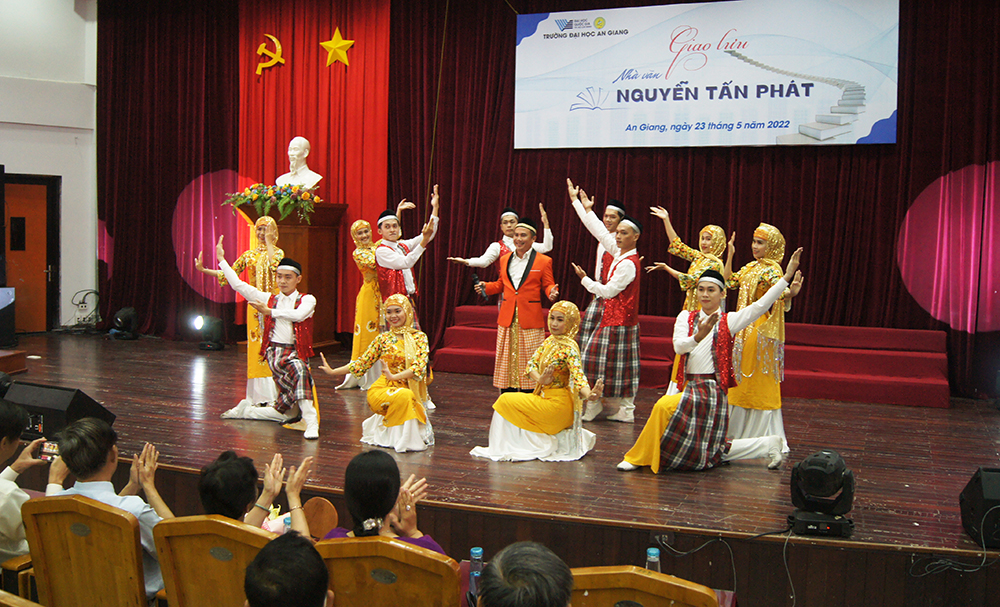 Sinh viên Đại học An Giang giao lưu với nhà văn Nguyễn Tấn Phát