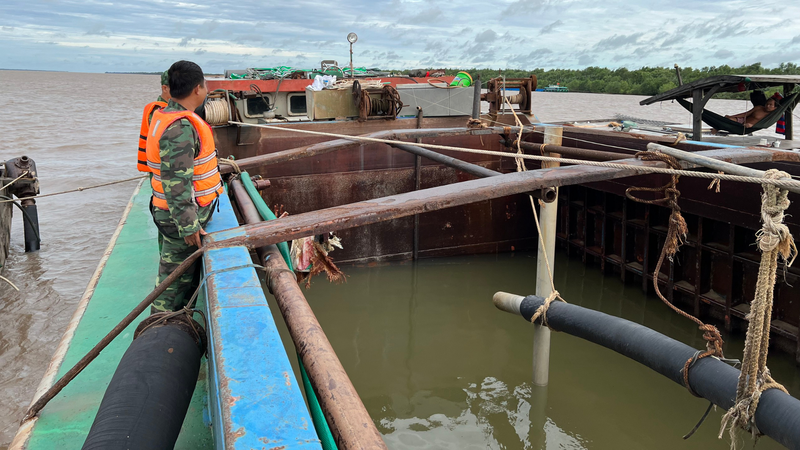 Biên phòng Tiền Giang tạm giữ 7 phương tiện vận chuyển trái phép cát