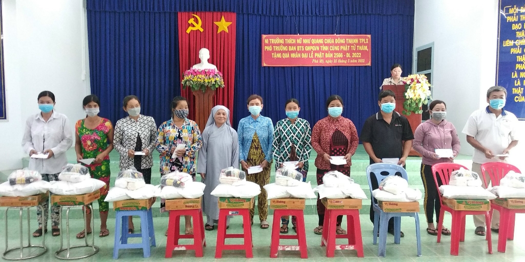 200 phần quà hỗ trợ hộ nghèo, hộ cận nghèo ở Phú Tân