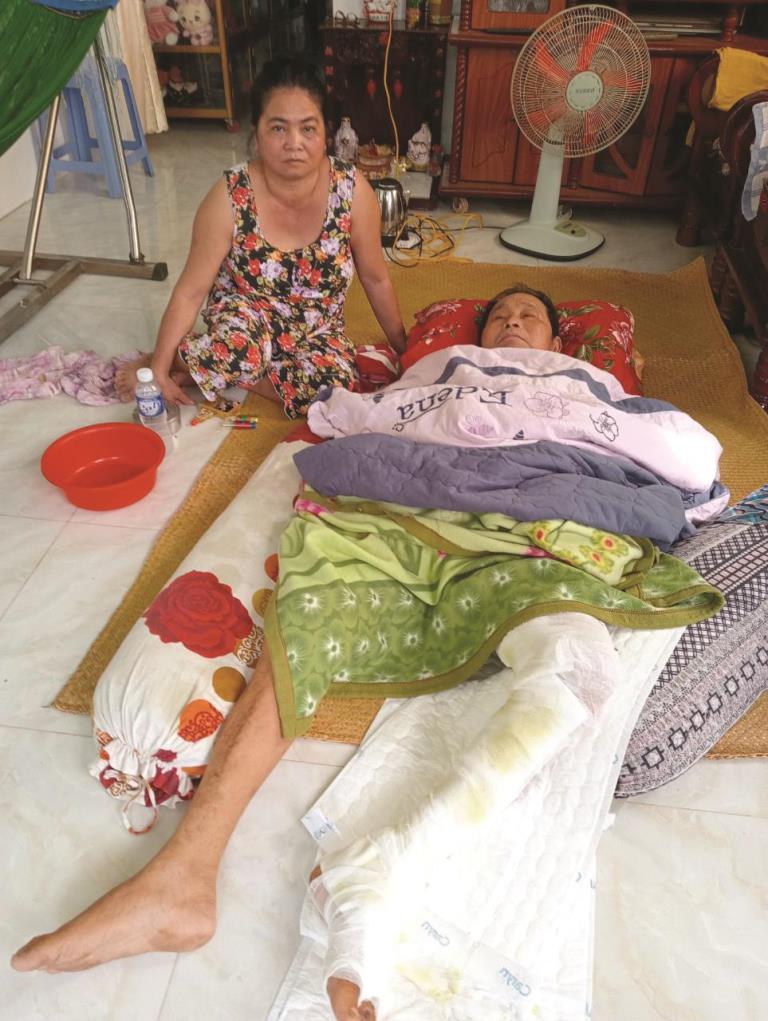 2 người đàn ông bị tai nạn cần được giúp đỡ
