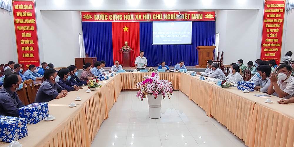 Liên đoàn Lao động huyện Phú Tân tổ chức đối thoại giữa lãnh đạo huyện với người lao động