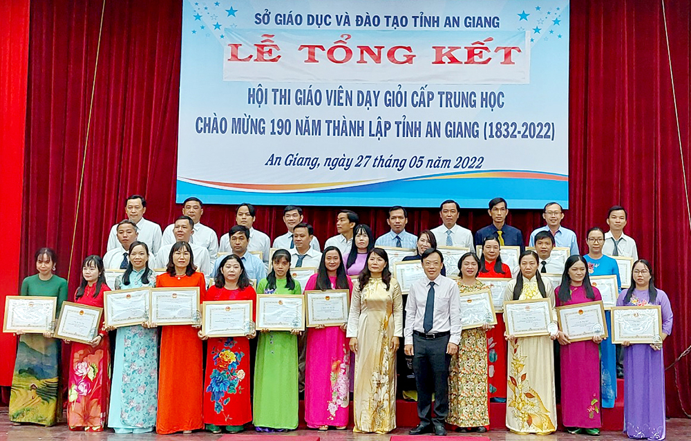 Sở Giáo dục và Đào tạo An Giang trao thưởng hội thi giáo viên dạy giỏi cấp trung học
