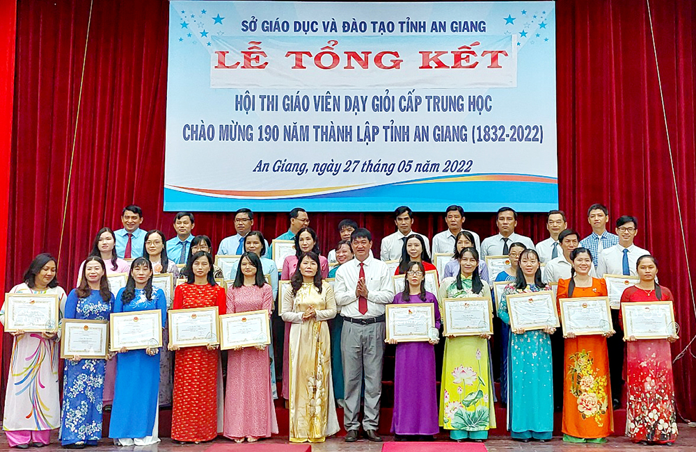Sở Giáo dục và Đào tạo An Giang trao thưởng hội thi giáo viên dạy giỏi cấp trung học