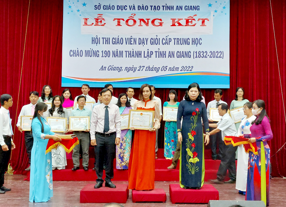 Sở Giáo dục và Đào tạo An Giang trao thưởng hội thi giáo viên dạy giỏi cấp trung học