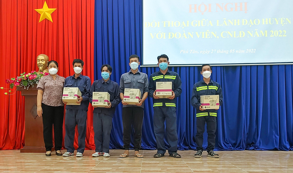 Liên đoàn Lao động huyện Phú Tân tổ chức đối thoại giữa lãnh đạo huyện với người lao động