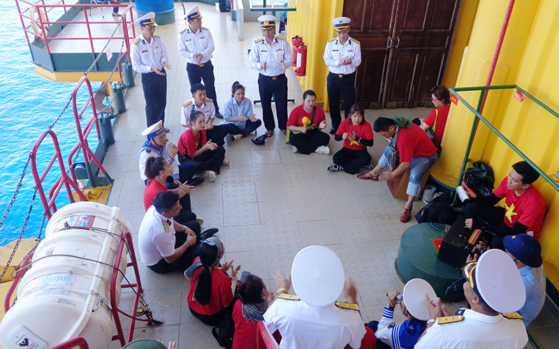 Sức sống giữa trùng khơi