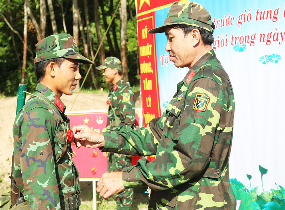 “Hoa hồng trước gió tung bay…”