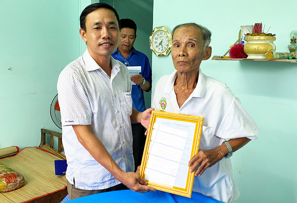 Bàn giao 2 căn nhà Đại đoàn kết cho hộ có hoàn cảnh khó khăn ở Mỹ Hòa