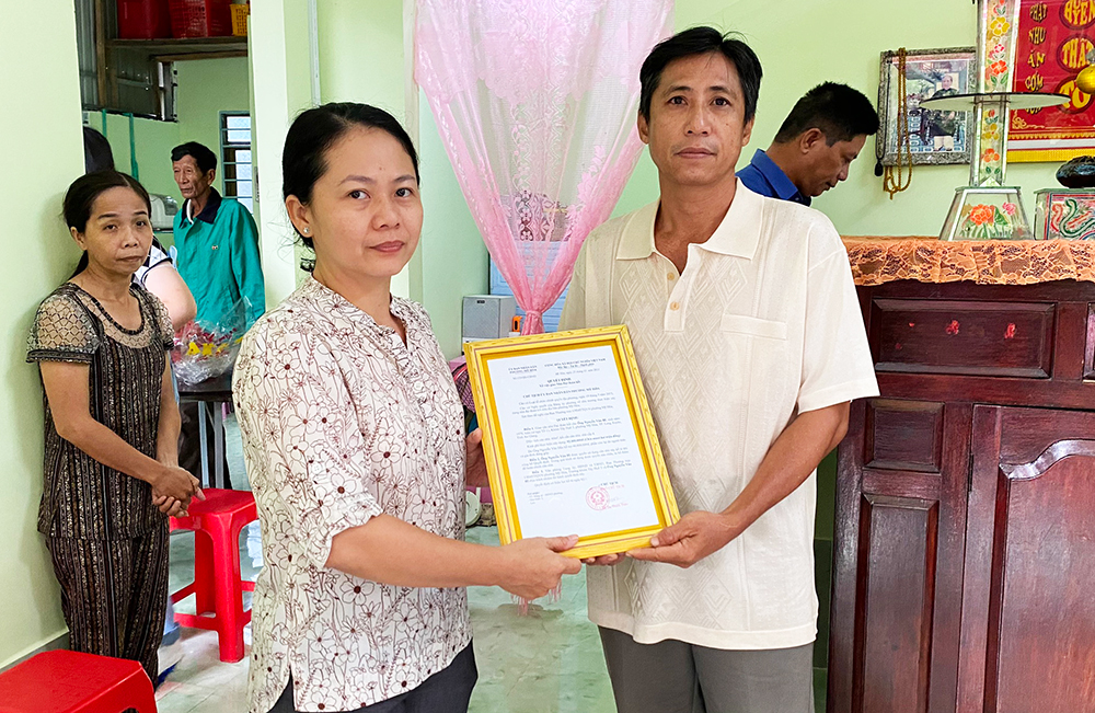 Bàn giao 2 căn nhà Đại đoàn kết cho hộ có hoàn cảnh khó khăn ở Mỹ Hòa