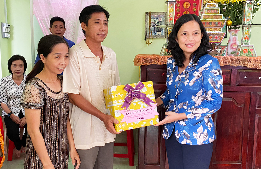 Bàn giao 2 căn nhà Đại đoàn kết cho hộ có hoàn cảnh khó khăn ở Mỹ Hòa