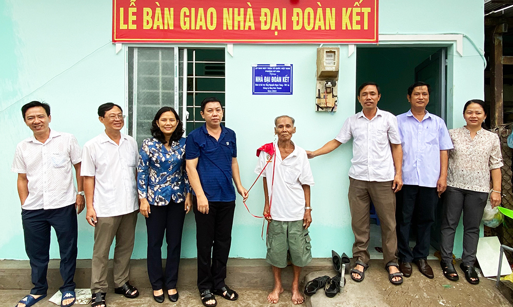 Bàn giao 2 căn nhà Đại đoàn kết cho hộ có hoàn cảnh khó khăn ở Mỹ Hòa