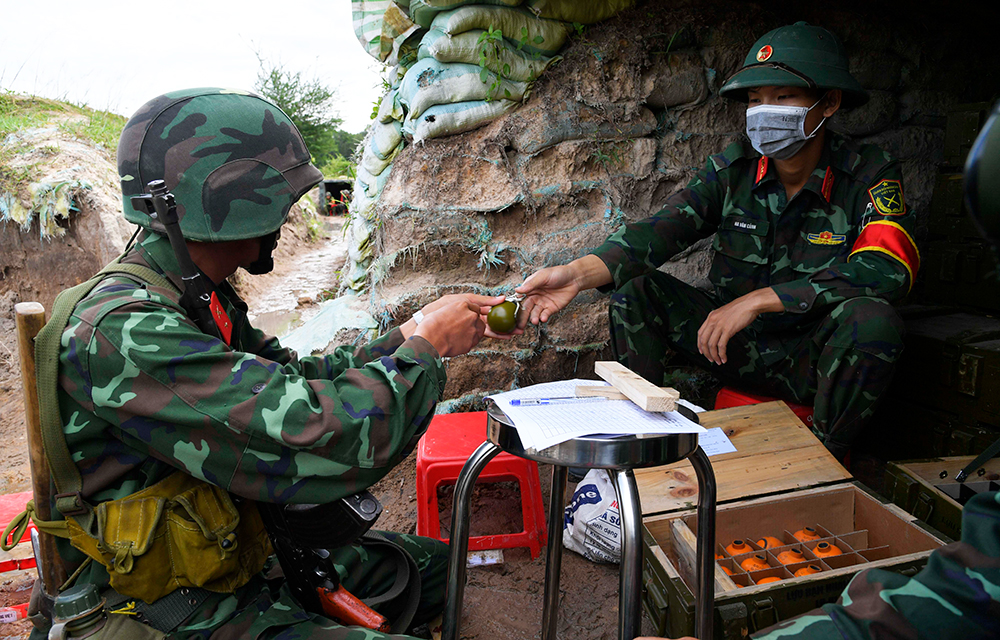“Hoa hồng trước gió tung bay…”