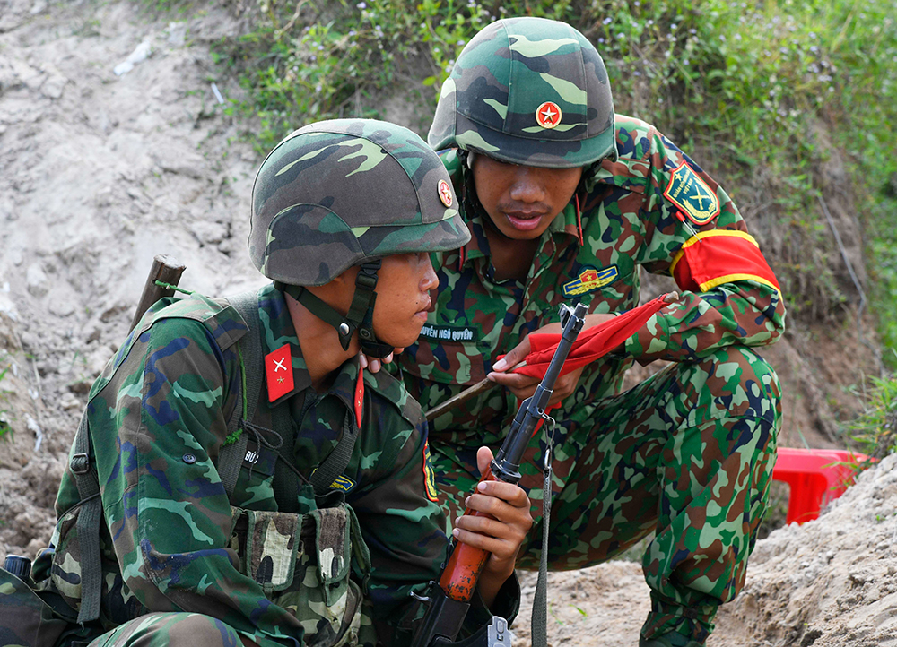 “Hoa hồng trước gió tung bay…”