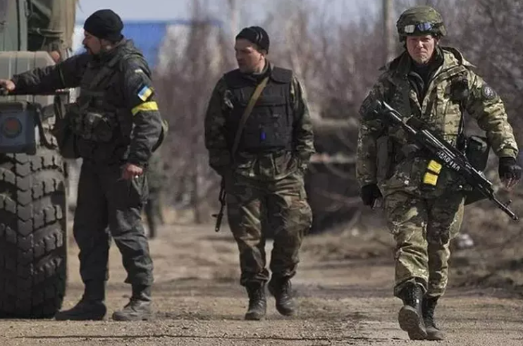 Nga tiến công nhanh, Ukraine tiết lộ có thể rút quân khỏi miền đông