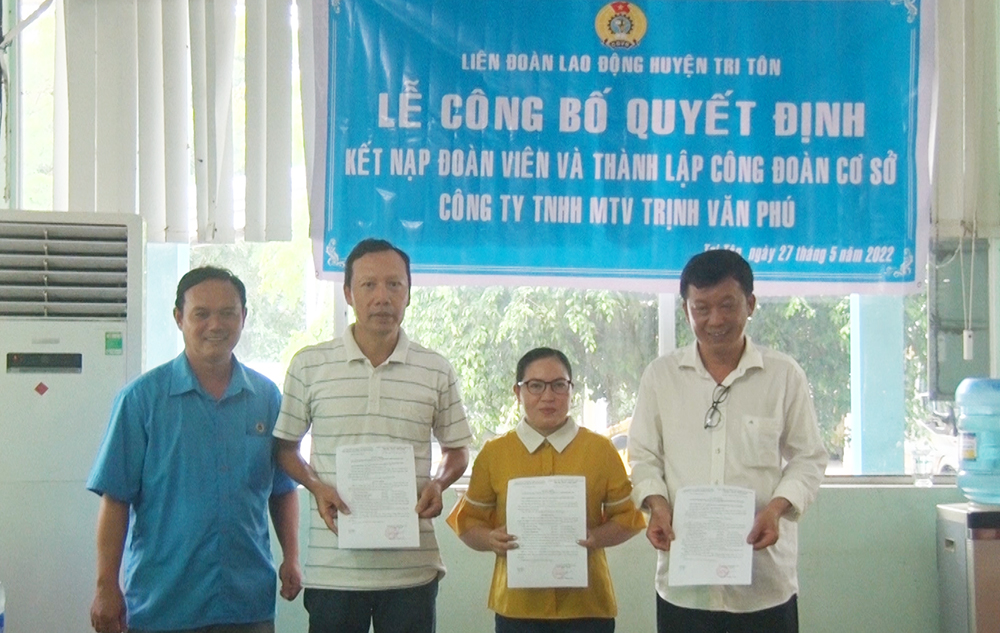 Tri Tôn hoàn thành chỉ tiêu phát triển tổ chức công đoàn trong Tháng Công nhân năm 2022