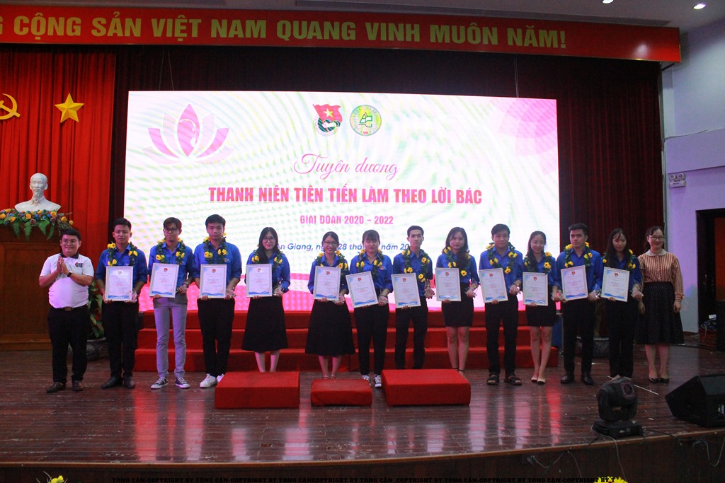 Sinh viên Phan Tuyết Cương xuất sắc đạt giải nhất Cuộc thi Thủ lĩnh thanh niên mùa 3/2022