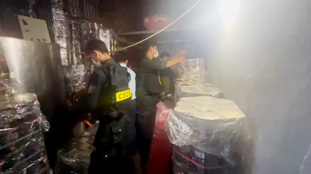 An Giang: Phát hiện một hộ dân nghi sản xuất nhớt giả