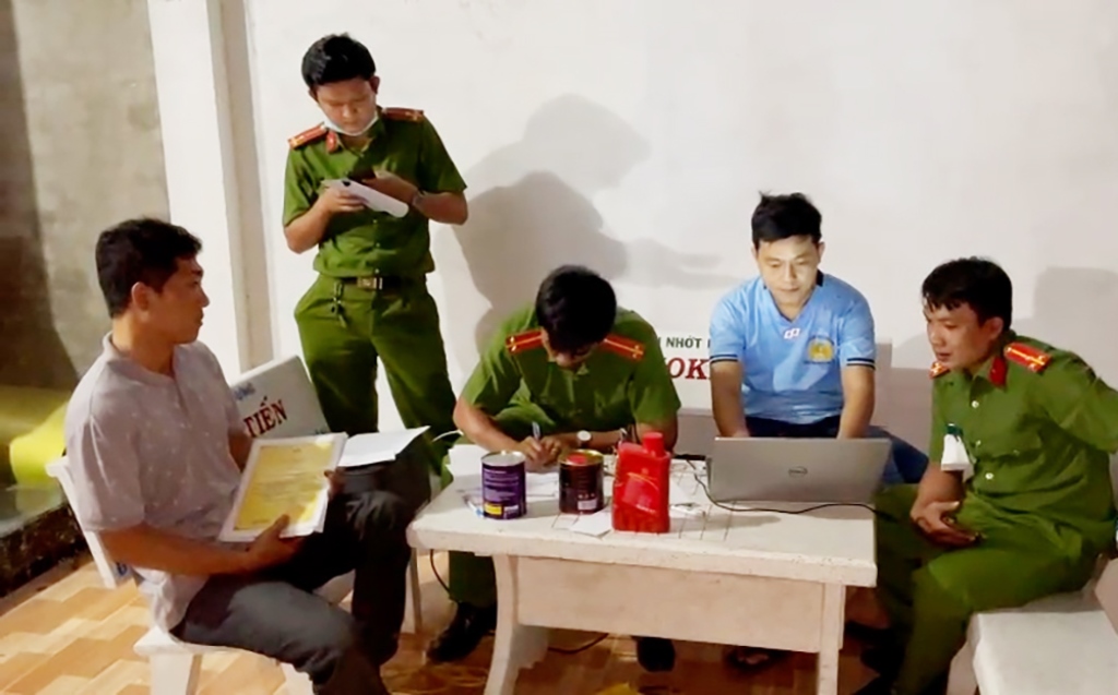 An Giang: Phát hiện một hộ dân nghi sản xuất nhớt giả