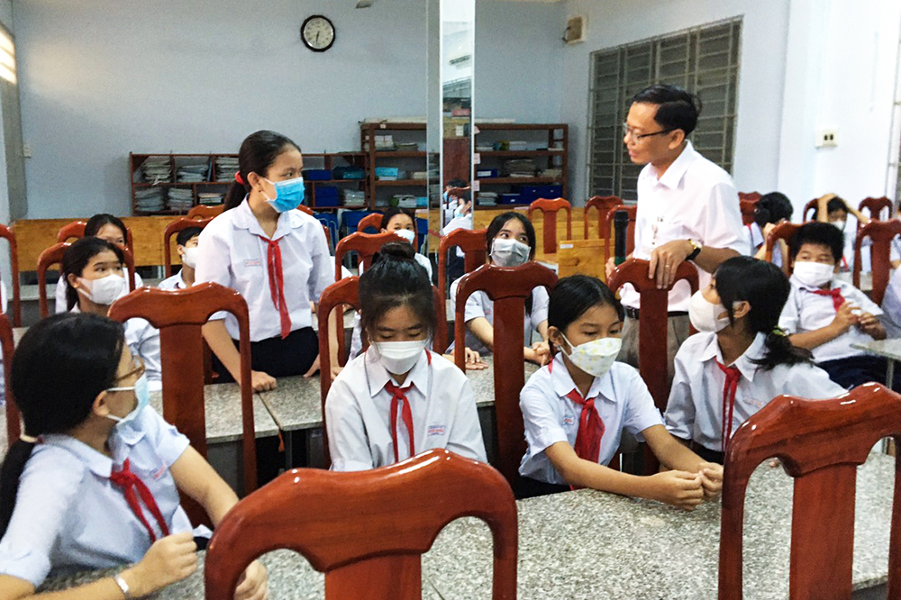 Tư vấn hậu COVID- 19 cho học sinh có hoàn cảnh khó khăn ở TP. Long Xuyên