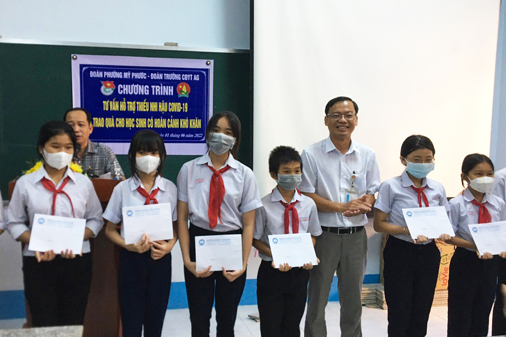 Tư vấn hậu COVID- 19 cho học sinh có hoàn cảnh khó khăn ở TP. Long Xuyên