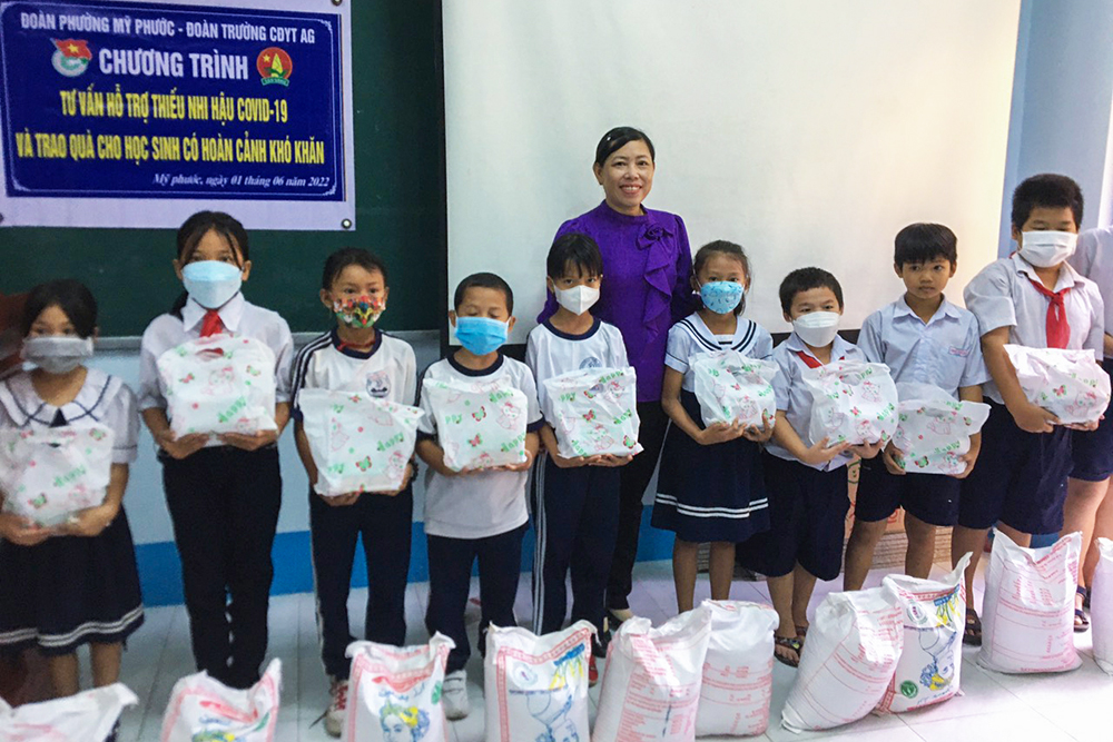 Tư vấn hậu COVID- 19 cho học sinh có hoàn cảnh khó khăn ở TP. Long Xuyên