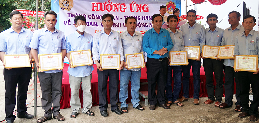 Tháng Công nhân tại Tri Tôn: Gắn kết tổ chức công đoàn và người lao động