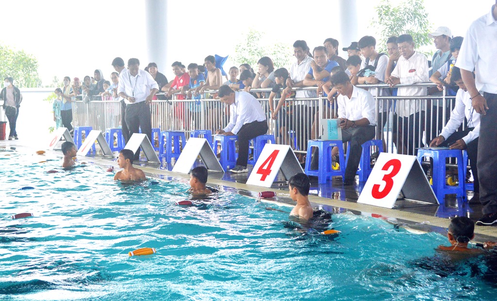 Phổ cập bơi cho trẻ dịp hè