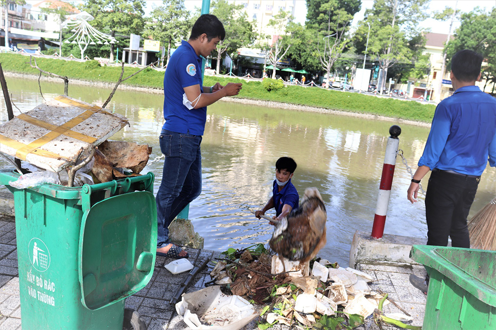 Tuổi trẻ Công ty Cổ phần Môi trường đô thị An Giang ra quân làm sạch đẹp hồ Nguyễn Du