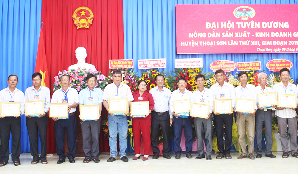13.507 lượt nông dân Thoại Sơn đạt danh hiệu nông dân sản xuất – kinh doanh giỏi các cấp giai đoạn 2019 – 2022