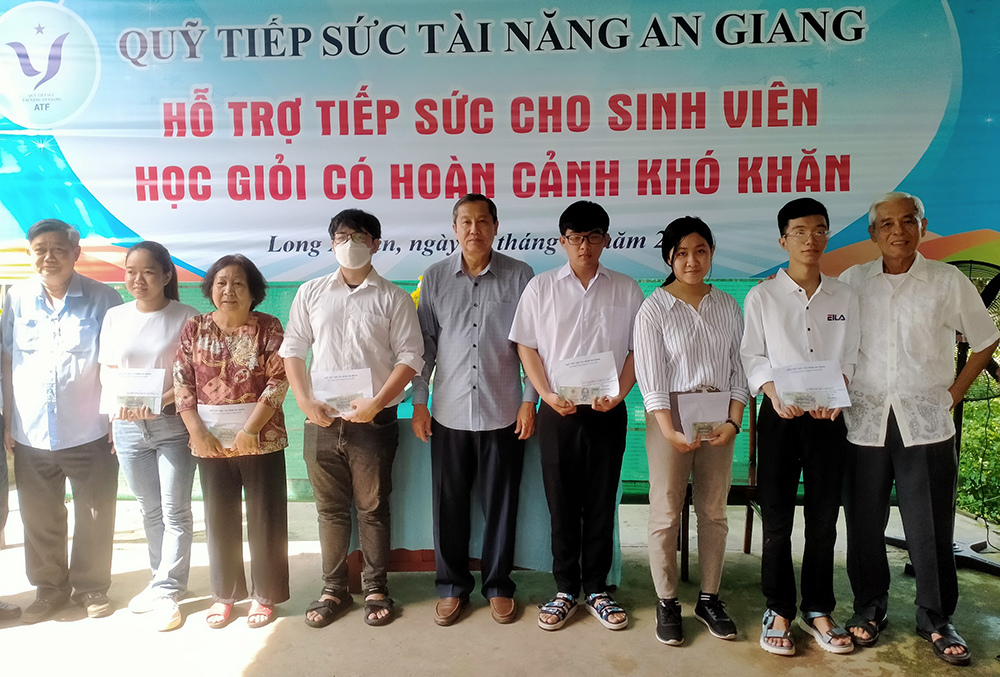 Dâng hương tưởng nhớ cố Thủ tướng Võ Văn Kiệt