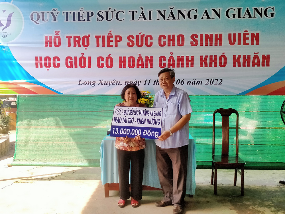 Dâng hương tưởng nhớ cố Thủ tướng Võ Văn Kiệt