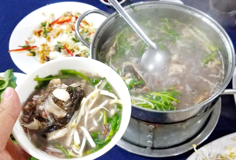 Bổ dưỡng với món lẩu cháo cá mang ếch nấu gạo huyết rồng